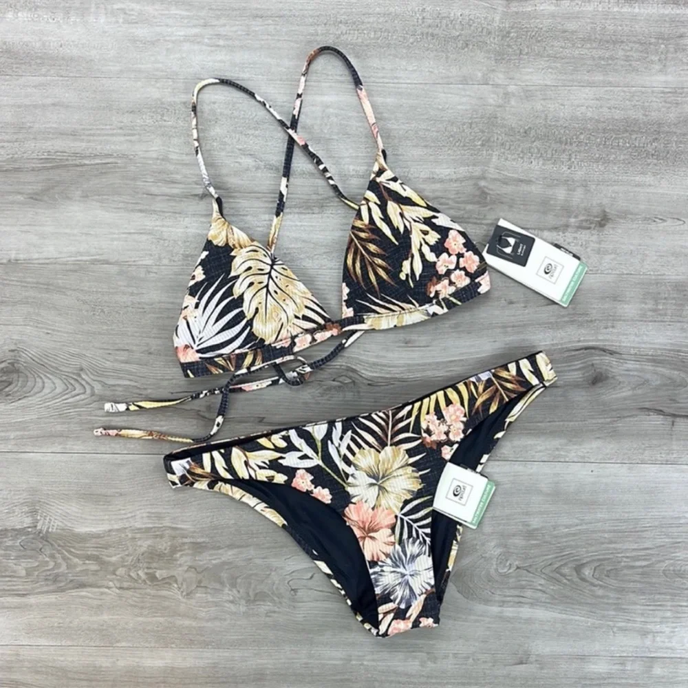 ☀️RIP CURL☀️ PARADISE CALLING
PARADISE CALLING CHEEKY BIKINI SET - Picture 3 of 13
